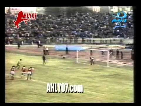 لقطات كروية لثابت البطل مع المنتخب و الاهلي لاعبا 