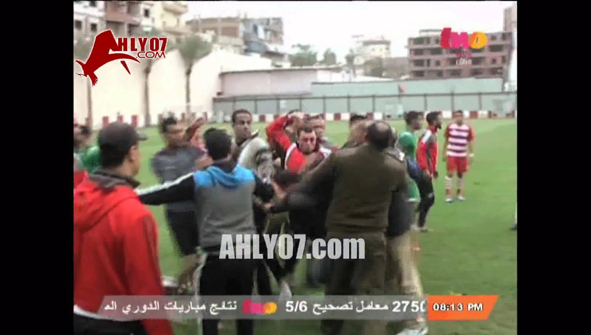 شاهد طحن وضرب بين جمهور ولاعبي بلدية المحلة وغزل شبين بالدوري