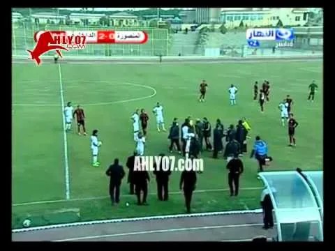 رئيس المنصورة ابراهيم مجاهد يعتدي على حكم المباراة بالقفا في كاس مصر 
