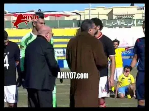 شاهد لاعبو الأهلي يرفضون السلام على المنافس ويرتدون قمصان 74 شهيد