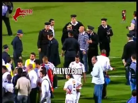 اعتداء ابراهيم حسن ولاعبو الزمالك على حكم ولاعبو الشرطة في 7 ابريل 2010