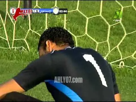 هدف الأهلي الأول في الاسماعيلي مقابل 1 أحرزه مؤمن زكريا في 8 ابريل 2015