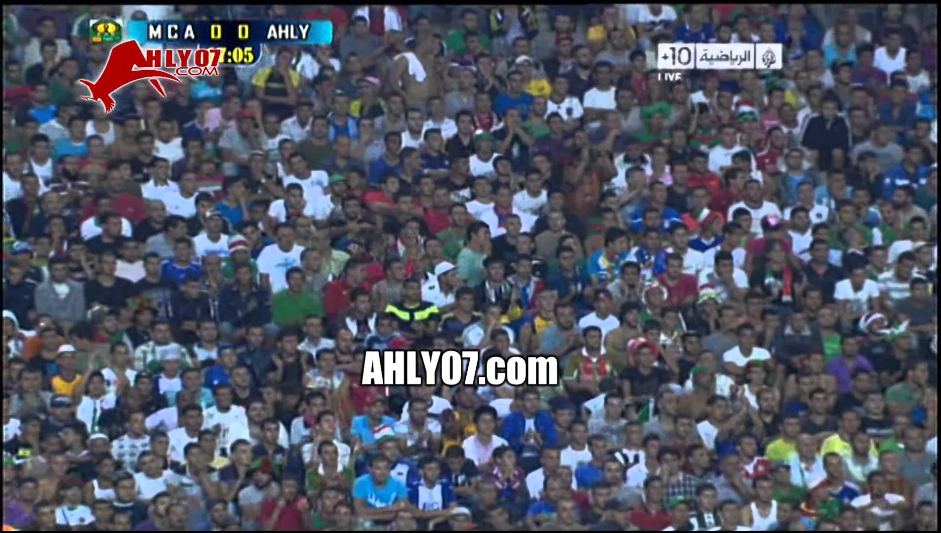 تحية جمهور مولودية الجزائر لمحمد أبو تريكة في الملعب أغسطس 2011