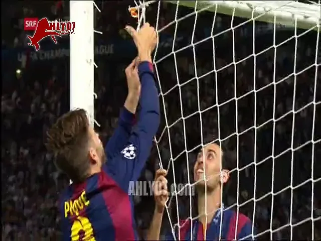 لاعبو برشلونة يقصون شباك المرمى احتفالا بالفوز بدوري أبطال أوروبا