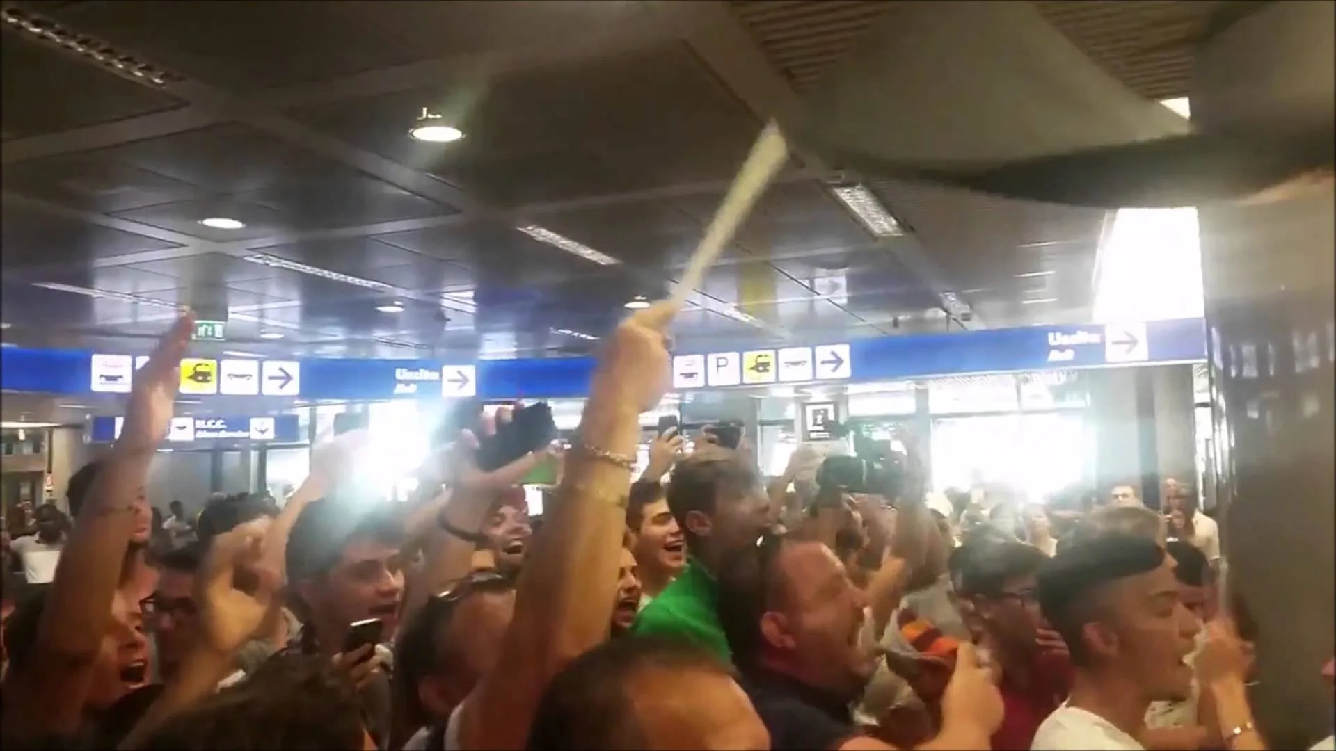شاهد جمهور روما يهتف في المطار لمحمد صلاح لاعبهم الجديد