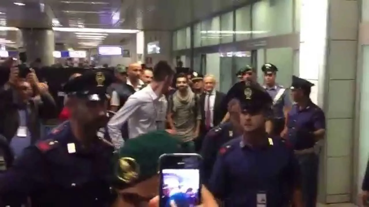شاهد اللحظات الأولى لظهور محمد صلاح لجمهور روما واحتفالهم به في المطار