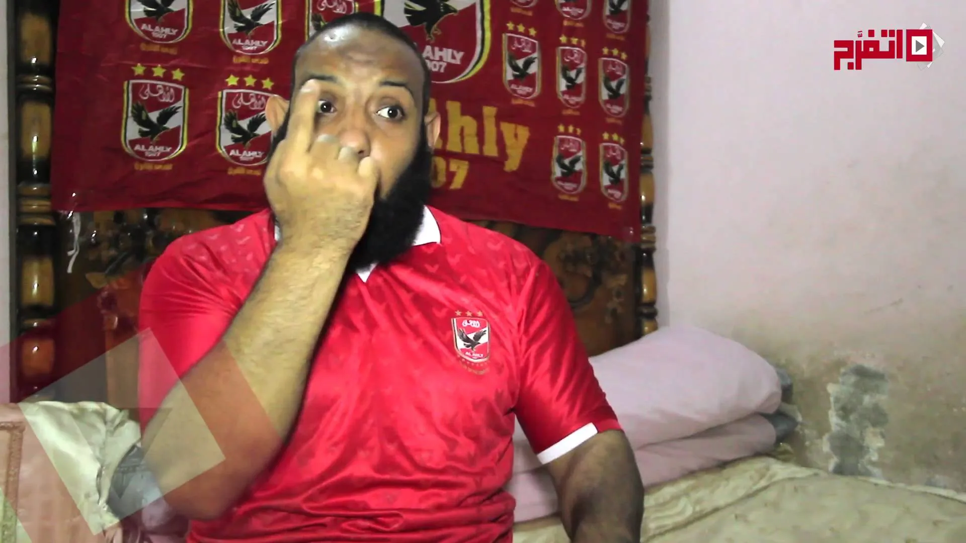 فيديو مؤثر المشجع الاهلاوي الملتحي رقبتي فدا الأهلي ويكشف سر الصلاة في التتش