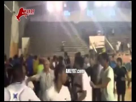 شاهد الفيديو الأصلي بالصوت والصورة خناقة شوارع بين لاعبو الزمالك و الأهلي في اليد