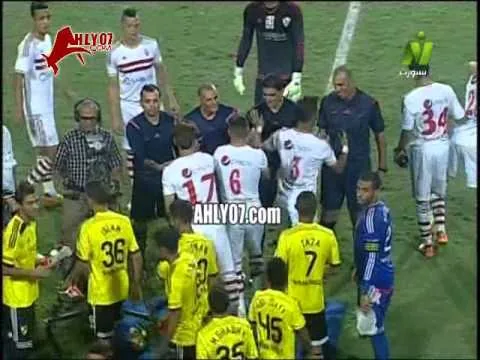 أحضان وقبلات الحكم ابراهيم نور الدين للاعبو الزمالك احتفالا بالدوري
