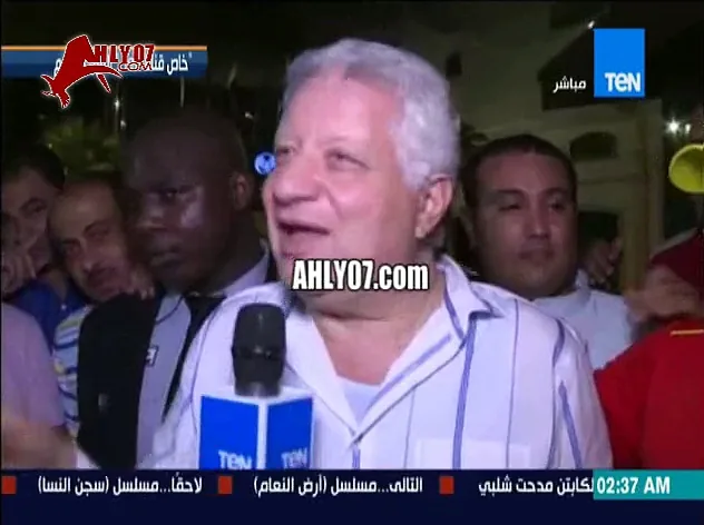 شاهد مرتضى منصور يتحرك بالبودي جاردات في الشارع ووسط الجماهير