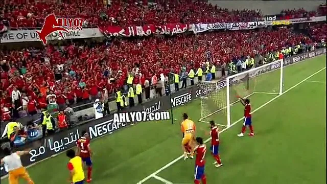 شاهد لأول مرة التحام واحتفال لاعبو الأهلي مع جمهوره احتفالا بالسوبر وحمل غالي ووعد ربيعة بالدوري