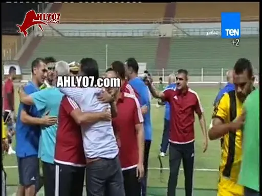 شاهد حسن شحاتة يحرج مراسل تن بعد انتهاء مباراة المقاولون والاسماعيلي