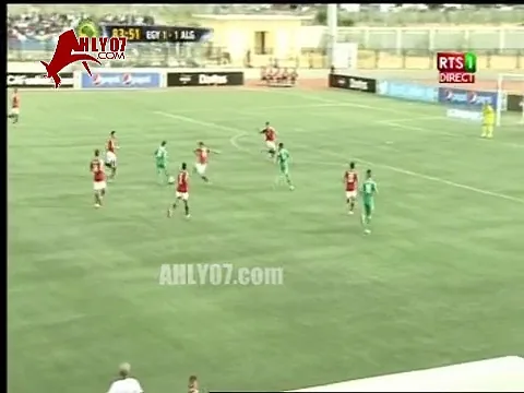 شاهد لاعب منتخب الجزائر يراوغ نصف لاعبو منتخب مصر الاوليمبي على طريقة كابتن ماجد ويهدر هدف مؤكد