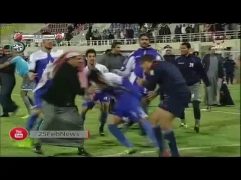 شاهد ضرب بالعقال وكاراتيه في اعتداء على حكم ومساعده في الكويت داخل ارض الملعب