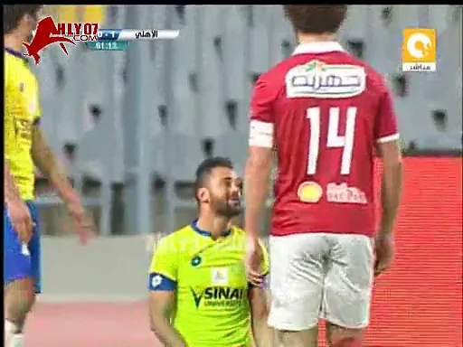 شاهد اصابة قوية للاعب الاهلي يخرج على نقاله والحكم محمد فاروق يكتفي بانذر الاسماعيلي 20 يناير 2016
