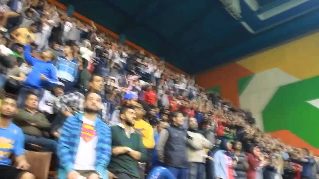 فيديو مشهد تاريخي جماهير الأهلي وجماهير الزمالك تهتفان معا بجملة موحدة ترج الصالة والمدرجات