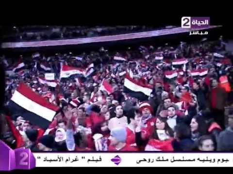 شاهد رمضان صبحي عريس منتخب مصر بعد اطلاق صافرة نهاية مباراة نيجيريا واحتفاله مع الجماهير وتقبيل علم مصر
