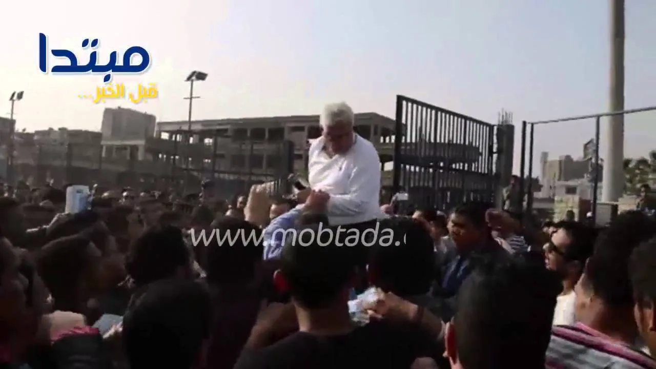 شاهد اشتباكات بالأيدى بين مرتضى منصور وجماهير الزمالك داخل نادي الزمالك
