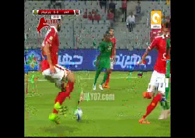 شاهد جمهور الأهلي يوقف الهتاف ويصفق في الدقيقة 20 تحية لشهداء الزمالك اثناء مباراة يانج افريكانز
