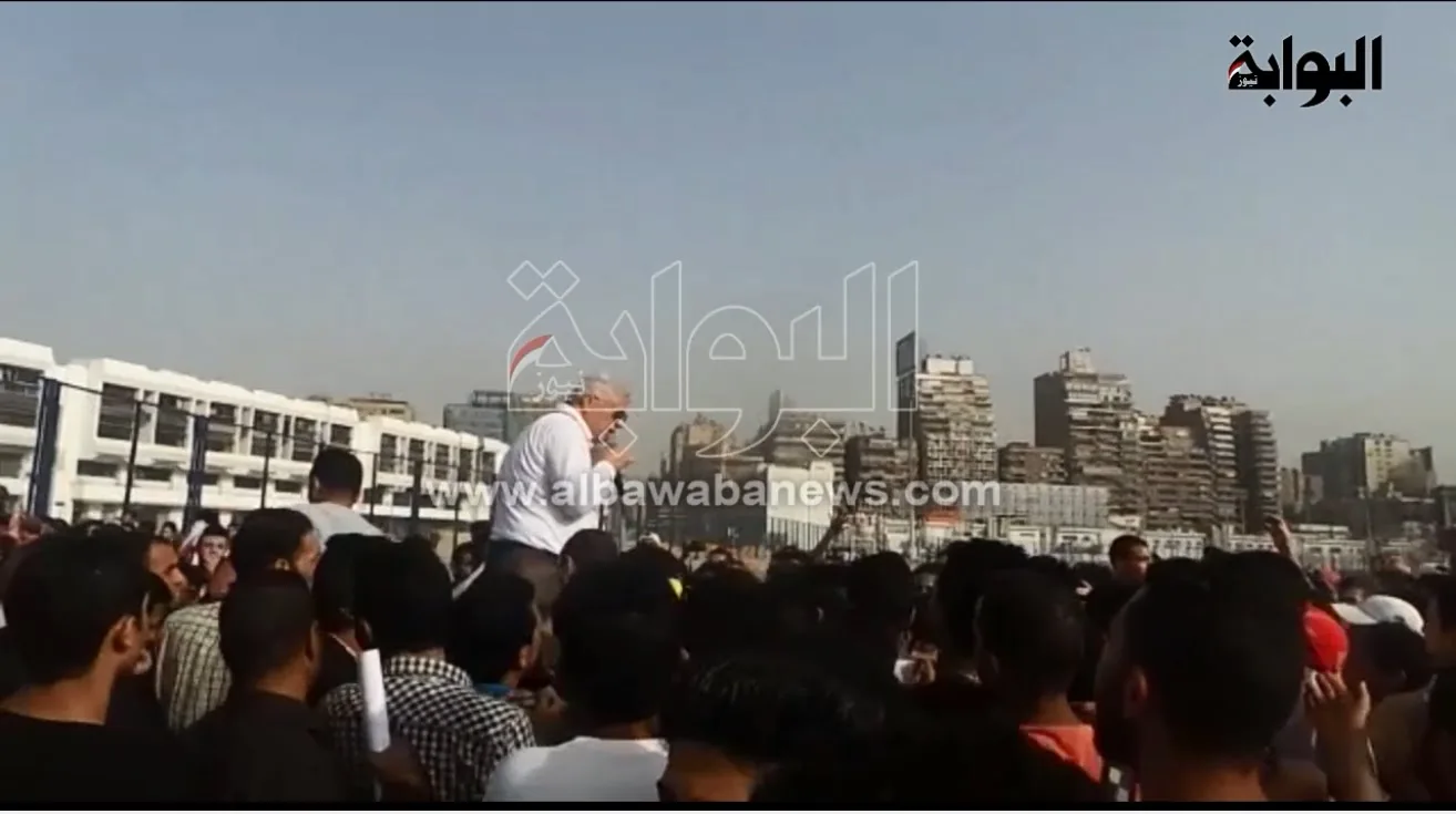 "ضرب" وفوضى واشتباكات حول مرتضى منصور أثناء توزيعه دعوات مباراة الزمالك