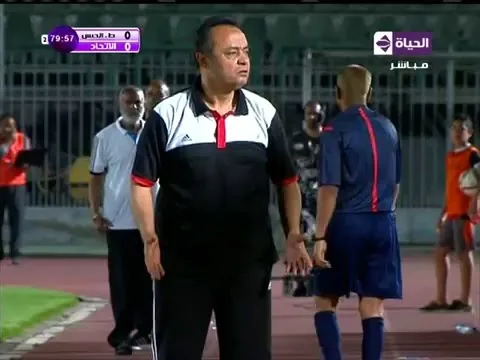 شاهد طارق يحيى يخرج عن شعوره ويعتدي على المدرب المساعد له في طلائع الجيش