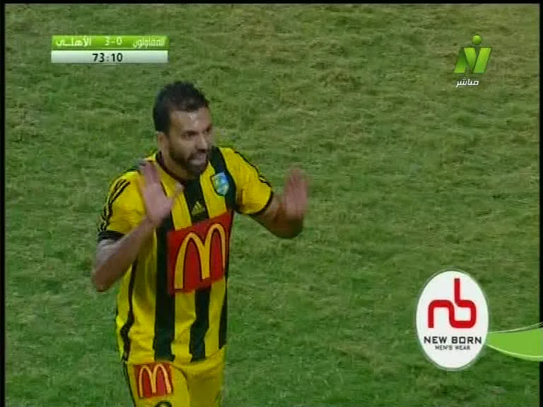 شاهد سفالات والفاظ نابية من لاعب المقاولون ناحية الحكم قبل اتخاذ القرار بطرده امام الأهلي