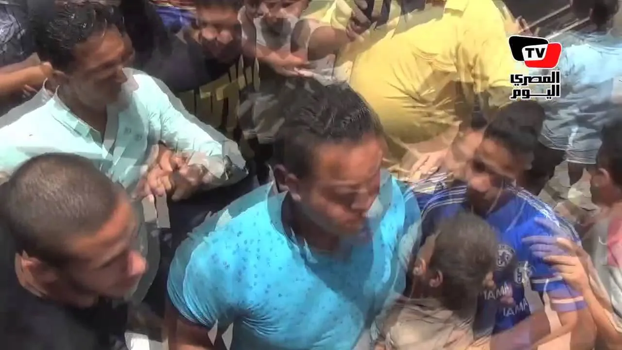 شاهد هجوم شعبي على رمضان صبحي وهروبه وتأمينه حتى السيارة بعد امتحان الثانوية العامة