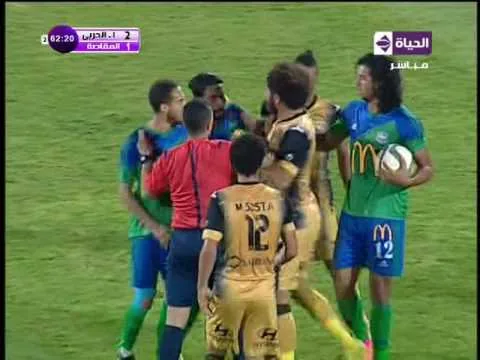 خناقة عنيفة بين لاعبو الانتاج الحربي ومصر المقاصة والحكم يتدخل ويفض النزاع