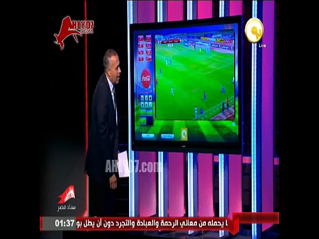 مسخرة السنين في مباراة الزمالك فقط في مصر حكم الراية يقف في المنطقة الفنية بدلا من الخط