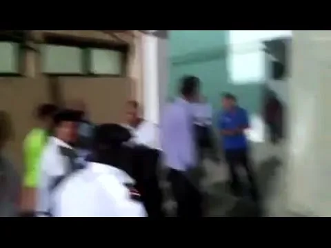 شاهد خناقة مارتن يول و المشجع الأهلاوي بعد مباراة الأهلي وزيسكو في ممر الملعب