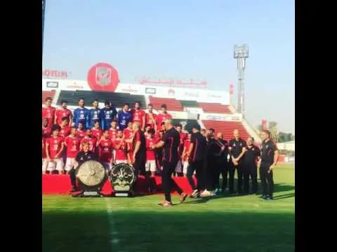 شاهد لقطة رائعة انحناء مارتن يول للاعبو الأهلي اثناء الاحتفال بدرع الدوري في لحظات الوداع الأخيرة