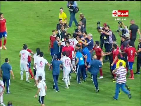 خناقة ومشادات بين لاعبو الأهلي والزمالك بعد اطلاق الحكم صافرة نهاية مباراة نهائي كأس مصر 2016