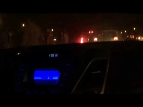 شاهد غضب جمهور الأهلي ضد اتوبيس الفريق واعتراضه ونزول حسام غالي وسعد سمير لمنع الاشتباك بعد زيسكو