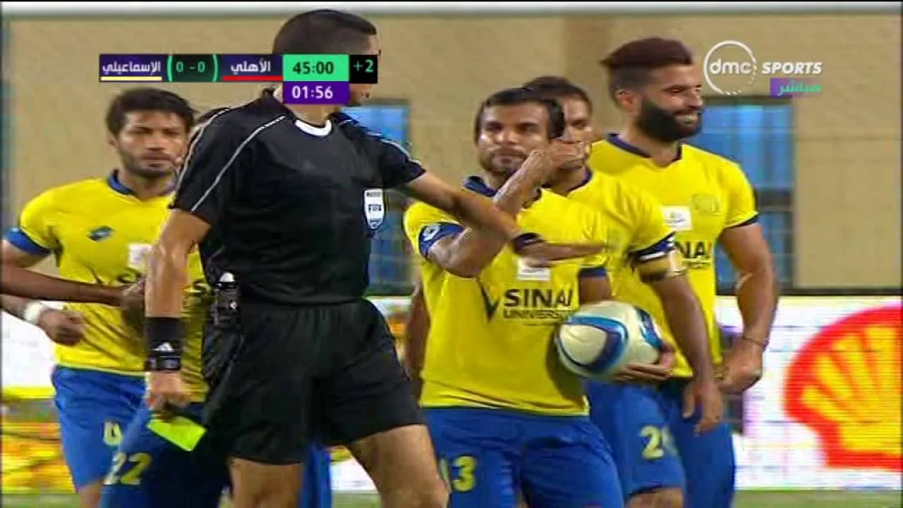 شاهد الحكم جهاد جريشة يتغاضى عن طرد لاعب الاسماعيلي بوشا في تدخله العنيف على هاني الأهلي