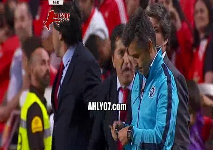 شاهد فضيحة بيسيرو مدرب الأهلي السابق يحاول تسلق المدرج وضرب المشجعين اثناء مباراة بنفيكا والحكم يطرده بعد خناقه كبرى