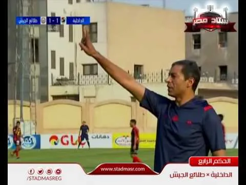 فيديو الموسم من الدوري المصري مسخرة الحكم يرفع الوقت الضائع بأصابعه بدلا من اللوحة الالكترونية
