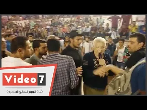 شوف قمة الذل والاهانة مرتضى منصور ينتقي من جماهير الزمالك من يحصل على التذاكر بطريقة مهينة وبإستعمال يديه