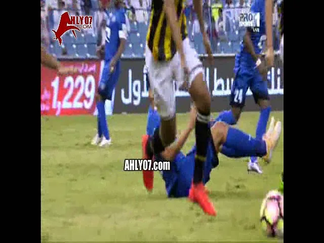 شاهد لحظات سقوط محمود كهربا على الأرض في قمة الهلال بعد اصابته 3 مرات متتالية ورفضه التغيير