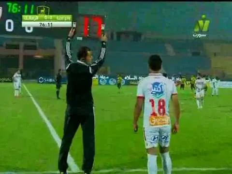 شاهد اعتراض وتشويح باسم مرسي عند تبديله وخروجه من المدرب محمد صلاح في مباراة الزمالك ووادي دجلة