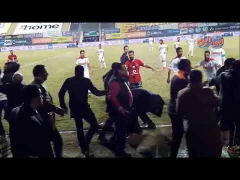 شاهد بلطجة جنش لاعب الزمالك يقفز من المدرجات للملعب ويقوم بالاعتداء على الأهلي ومراقب المباراة ويسقطه على الأرض