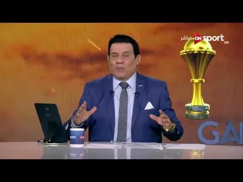 شاهد من المدرجات غضب جماهير الجزائر وإشعال الشماريخ عقب الخروج من أمم إفريقيا وهتافات قوية وتعليق مدحت شلبي