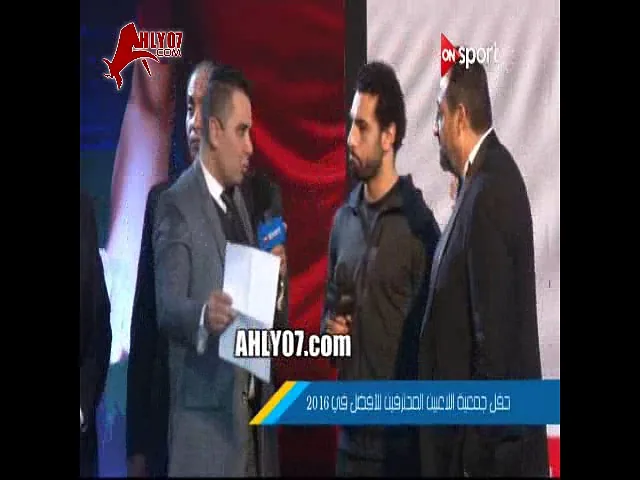مسخرة السنين على المسرح في تتويج محمد صلاح مع مجدي عبد الغني فصلان ضحك