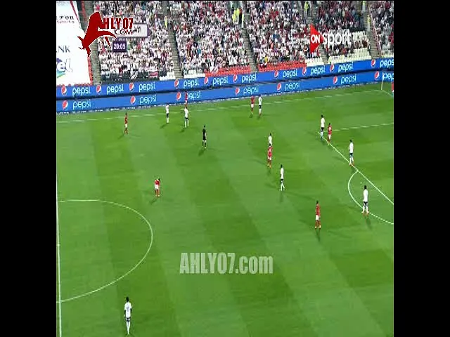 شاهد جمهور الزمالك يحيي ذكرى شهداء الدفاع الجوي في الدقيقة 20 من السوبر بالكشافات