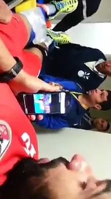 شاهد فيديو رهيب لاعب الأهلي المصاب في المستشفى يتألم ويتوجع ويتابع نهائي افريقيا للطائرة بشغف ويفرح