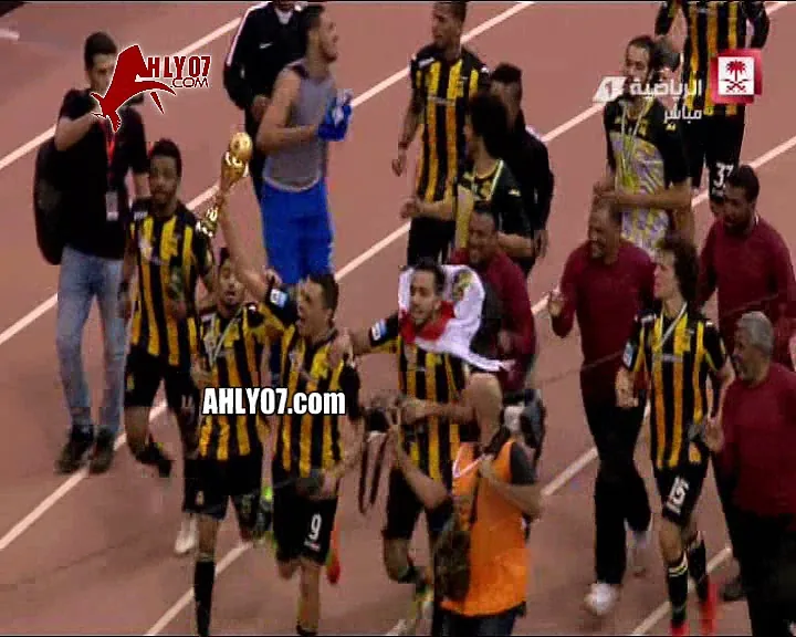 شاهد الكاميرات تلتقط نزاع كهربا في الاحتفالات على الكأس وعافية وزميله اتخنق منه