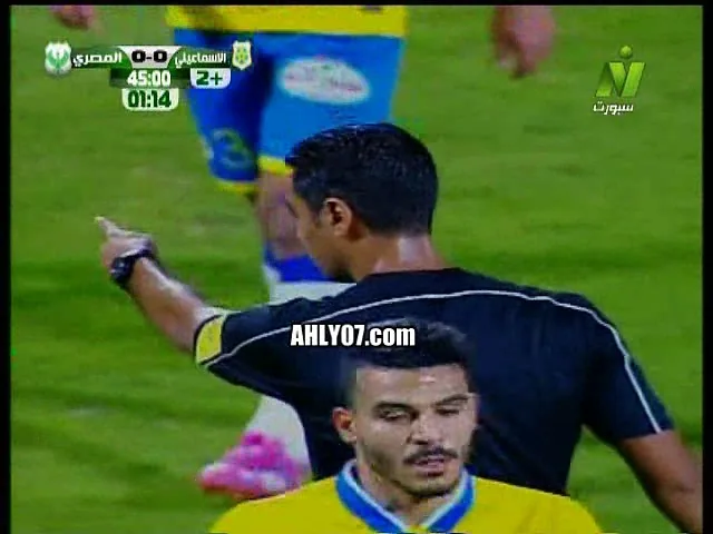 شاهد حسام حسن يعتدي على الحكم المساعد بالالفاظ بسبب قرار