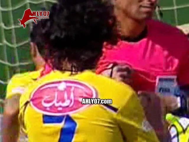 شاهد خناقة واعتداء لاعب الزماك السابق صلاح على مصور صحفي في ارض الملعب بين طنطا وانبي