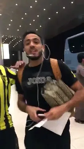 شاهد كهربا يعتدي على مشجع بالضرب في السعودية بعد ان قال له طعميه و خدم