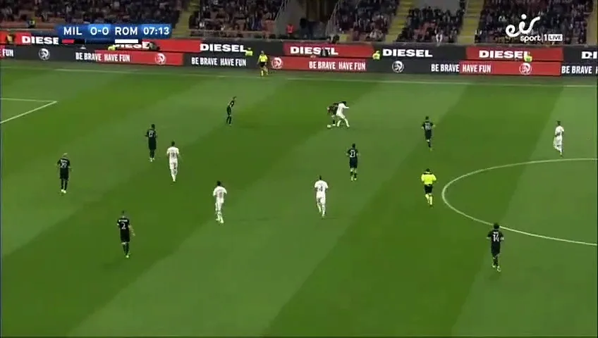 شاهد محمد صلاح يساهم في هدف روما الأول في انتر ميلان بثنائية رائعة وانبهار المعلق الانجليزي