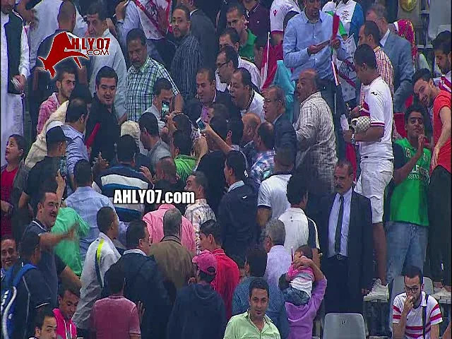 شاهد ما لم يتم عرضه تلفزيونيا مرتضى منصور يعتدي على مشجع زمالكاوي داخل المدرجات في مباراة الزمالك وكابس